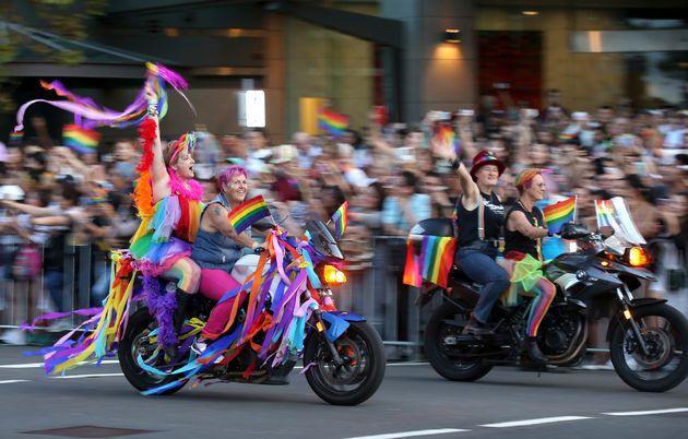 Εμφάνιση - έκπληξη της Κάιλι Μινόγκ στο Gay & Lesbian Mardi Gras του