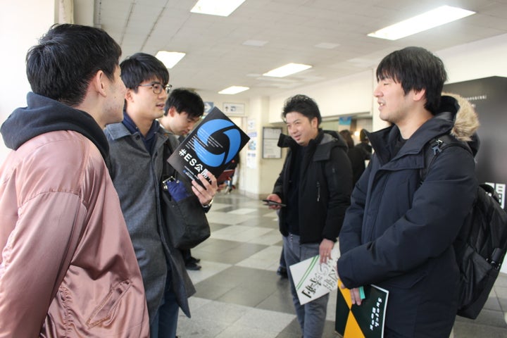 大学生と立ち話する流さん（右手前）と三木さん（右奥）