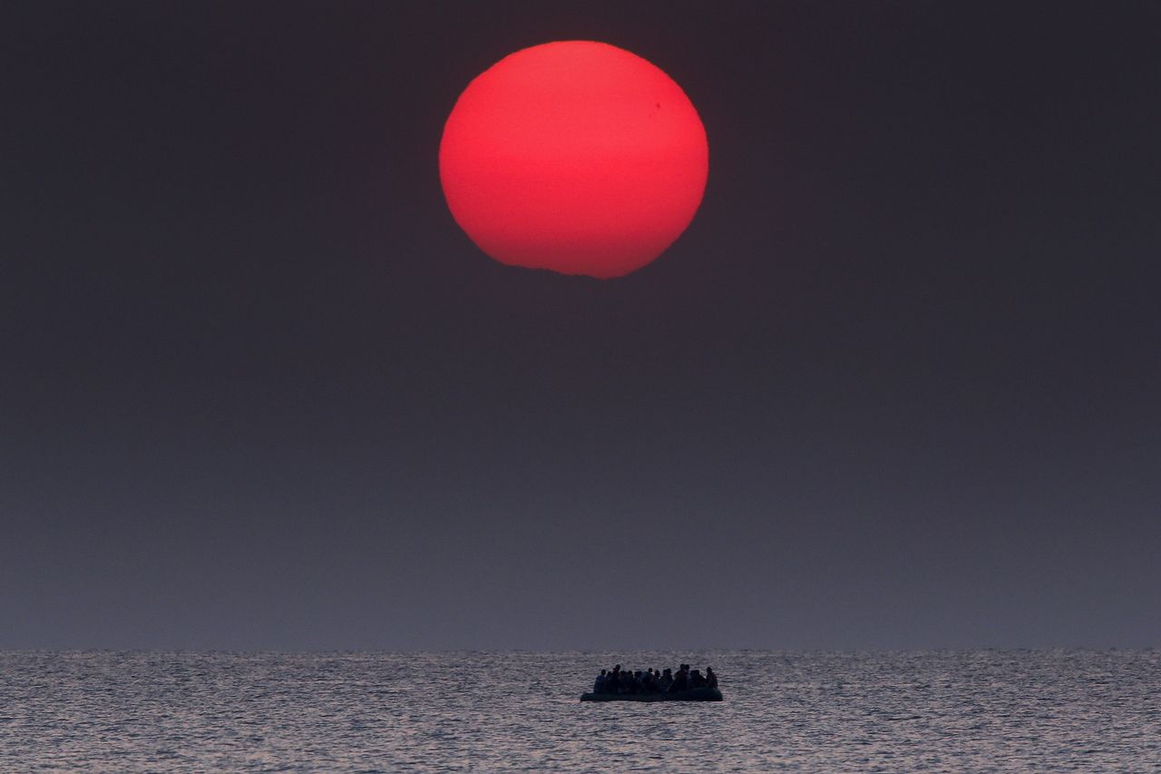 Ακόμη μία συγκλονιστική φωτογραφία του Μπεχράκη που έκανε τον γύρο του κόσμου. Λέμβος με πρόσφυγες στη μέση της θάλασσας, έξω από την Κω. 11 Αυγούστου 2015.