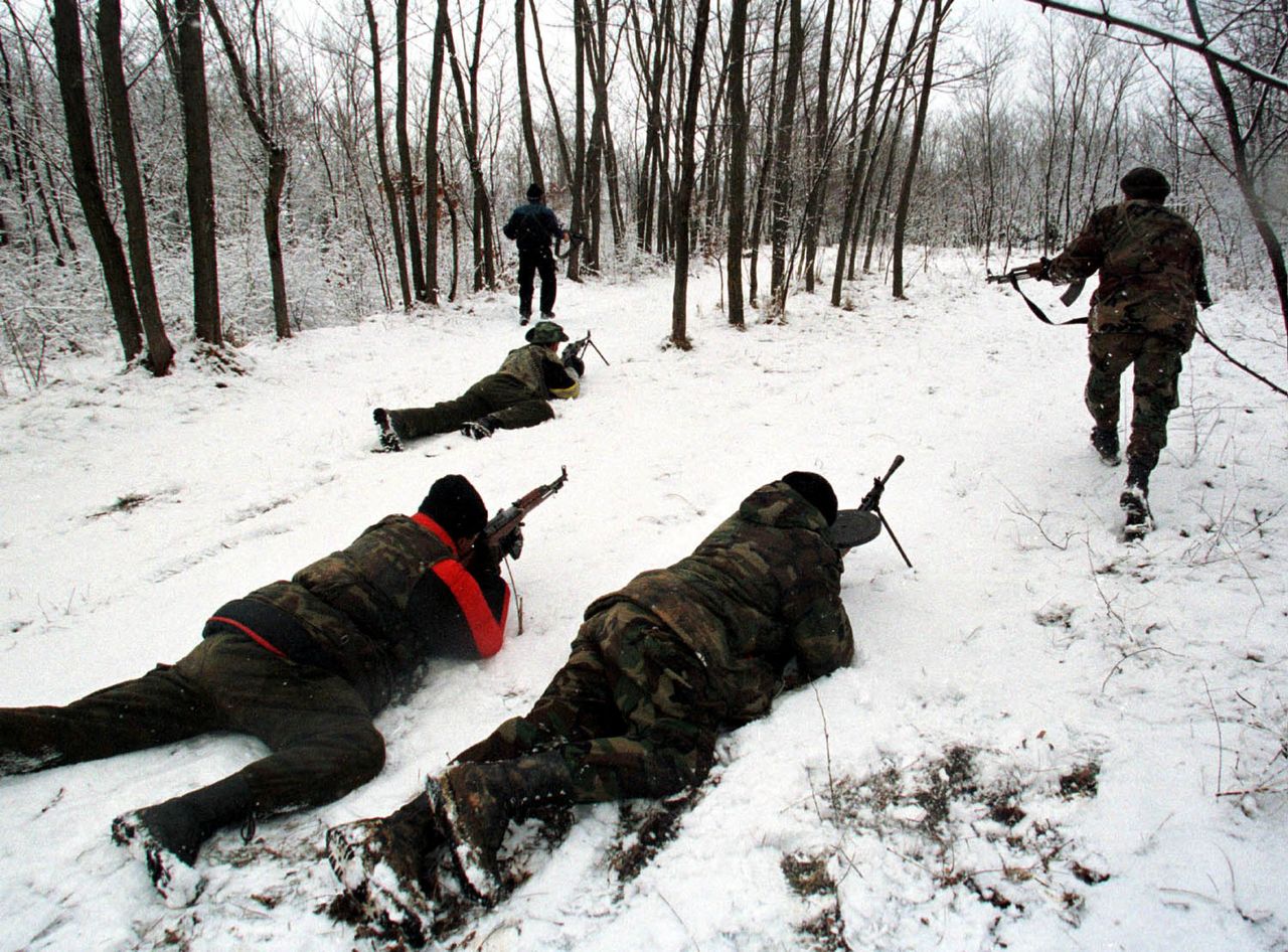 Κοσοβάροι αντάρτες σε δάσος 30 χλμ από την Πρίστινα. 