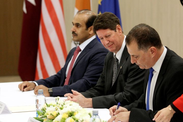Από την υπογραφή της συμφωνίας για έρευνα και εξόρυξη υδρογονανθράκων στην Κύπρο τον Απρίλιο του 2017. Ο Κύπριος υπουργός Ενέργειας με τον CEO ExxonMobil και τον εκπρόσωπο του Κατάρ.