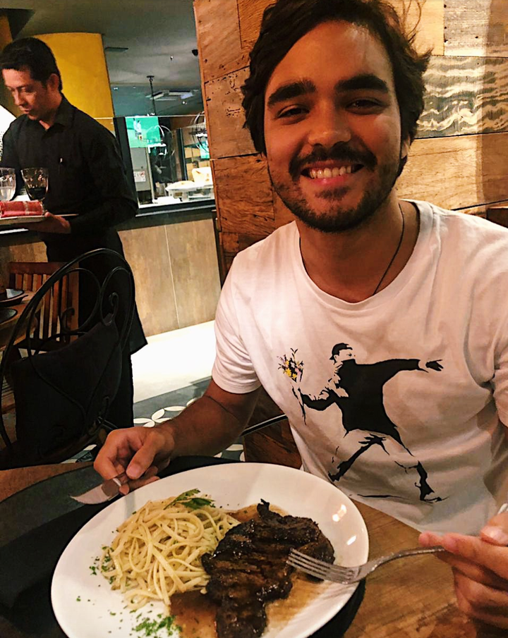 Estudante apreciou pratos da Quattro Pizza Bar.