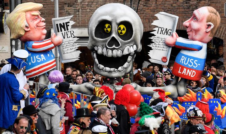 Ο Τραμπ, ο Πούτιν και η Συνθήκη INF παρελαύνουν στο καρναβάλι του Ντίσελντορφ της Γερμανίας.