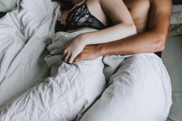 A posição sexual de conchinha é considerada bastante íntima por terapeutas sexuais.