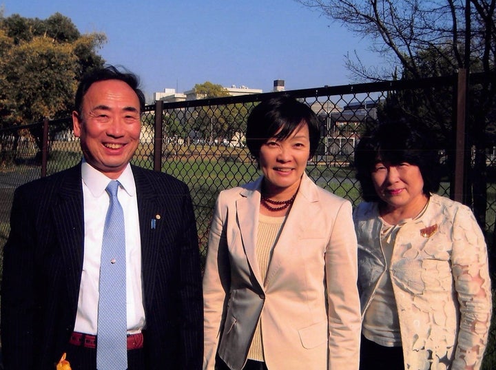 安倍昭恵夫人（中央）と写真に収まる籠池夫妻