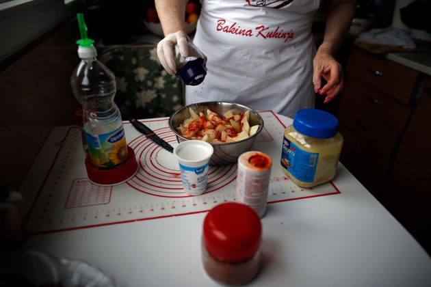 Μια γιαγιά στη Σερβία αποκτά εκατομμύρια θαυμαστές μαγειρεύοντας
