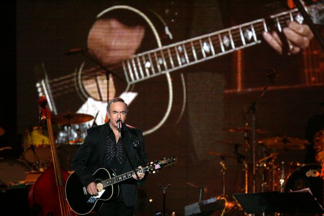 Honoree Neil Diamond performs a medley of his songs at the 2009 MusiCares Person of the Year gala in Los Angeles February 6, 2009. REUTERS/Mario Anzuoni (UNITED STATES)