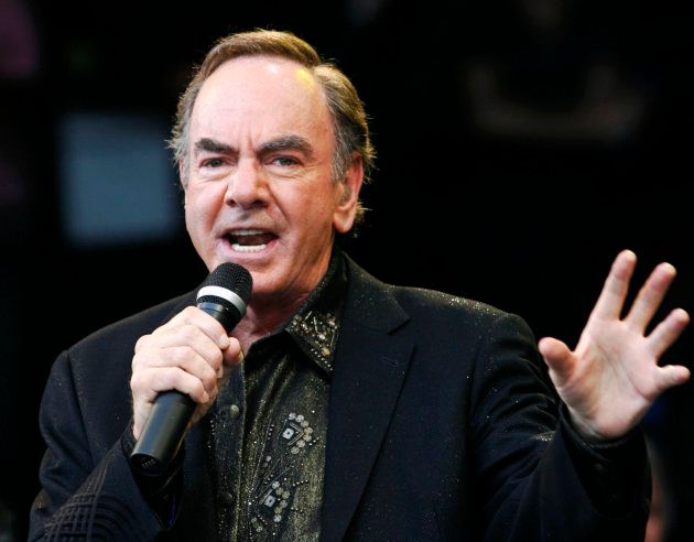 U.S. singer Neil Diamond performs at the Glastonbury Festival 2008 in Somerset in south west England June 29, 2008. REUTERS/Luke MacGregor (BRITAIN)