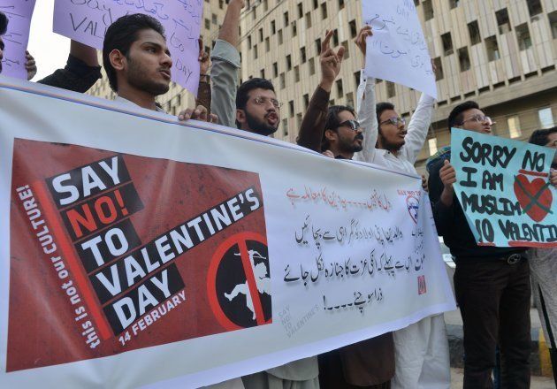 Protestas en Karachi contra la festividad de los enamorados.