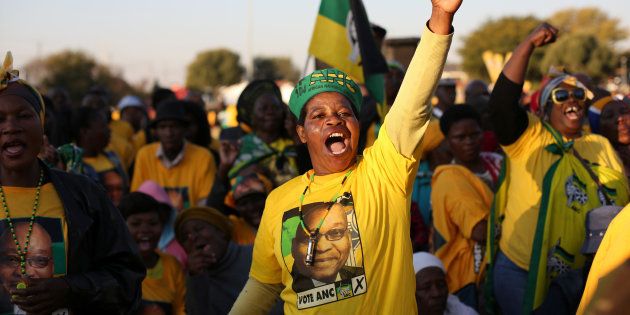 Supporters of the African National Congress chant slogans during ANC president Jacob Zuma's election campaign in Atteridgeville a township located to the west of Pretoria, South Africa July 5, 2016. REUTERS/Siphiwe Sibeko