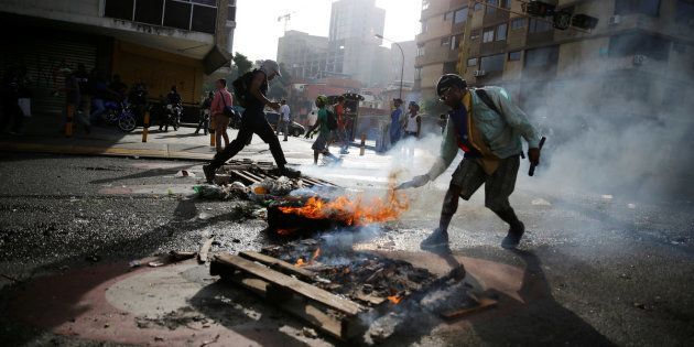 Protesters set a roadblock on fire during a rally against Venezuela's President Nicolas Maduro's government in Caracas, Venezuela, June 26, 2017. REUTERS/Ivan Alvarado