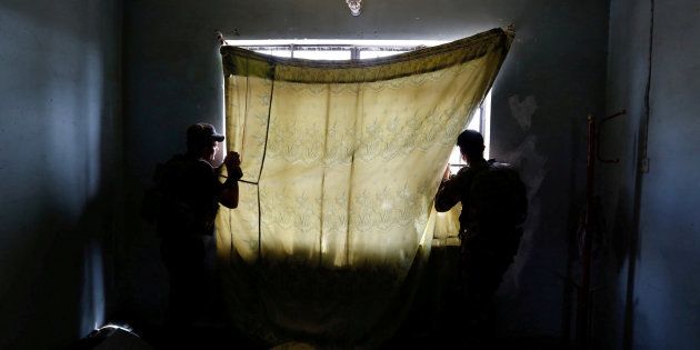 Members of the Iraqi Counter Terrorism Service (CTS) forces look at the positions of Islamic State militants during clashes in western Mosul, Iraq, May 15, 2017.