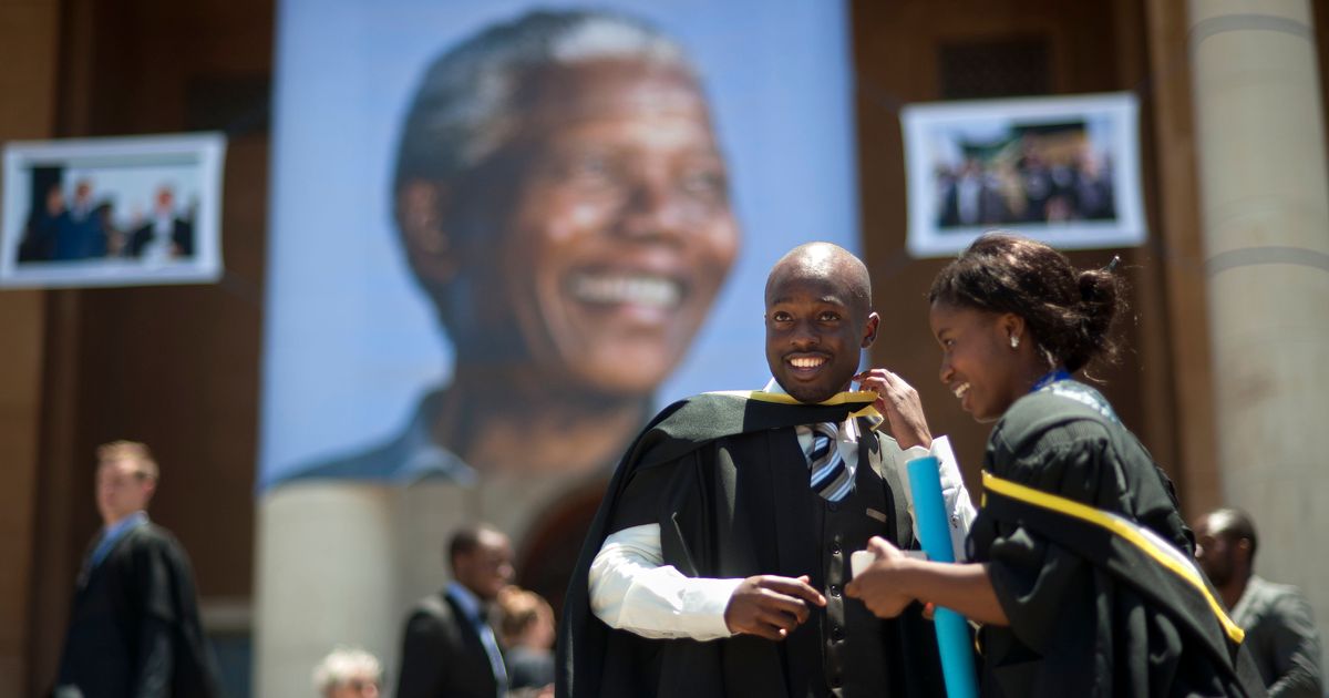 Ago george. Тюрьма Кейптаун Мандела. Mandela's Graduation Ceremony in Cape Town. Fight with apartheid in South Africa. Philanthropic.