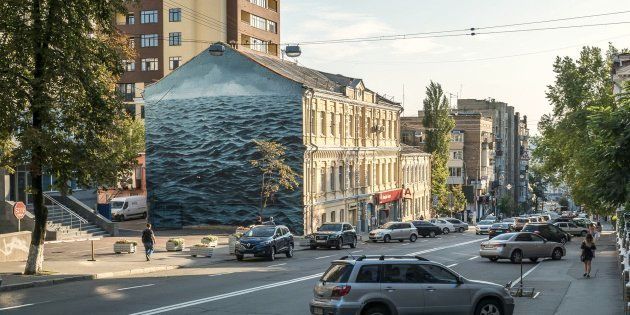 This intricate painting of the sea by SA artist Jake Aikman is delighting passers-by in Kiev.