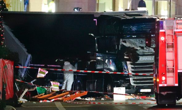 Police investigators inspect a truck that ploughed through a crowd at a Christmas market on Breitscheidplatz square near the fashionable Kurfuerstendamm avenue in the west of Berlin, Germany, December 20, 2016 REUTERS/Pawel Kopczynski