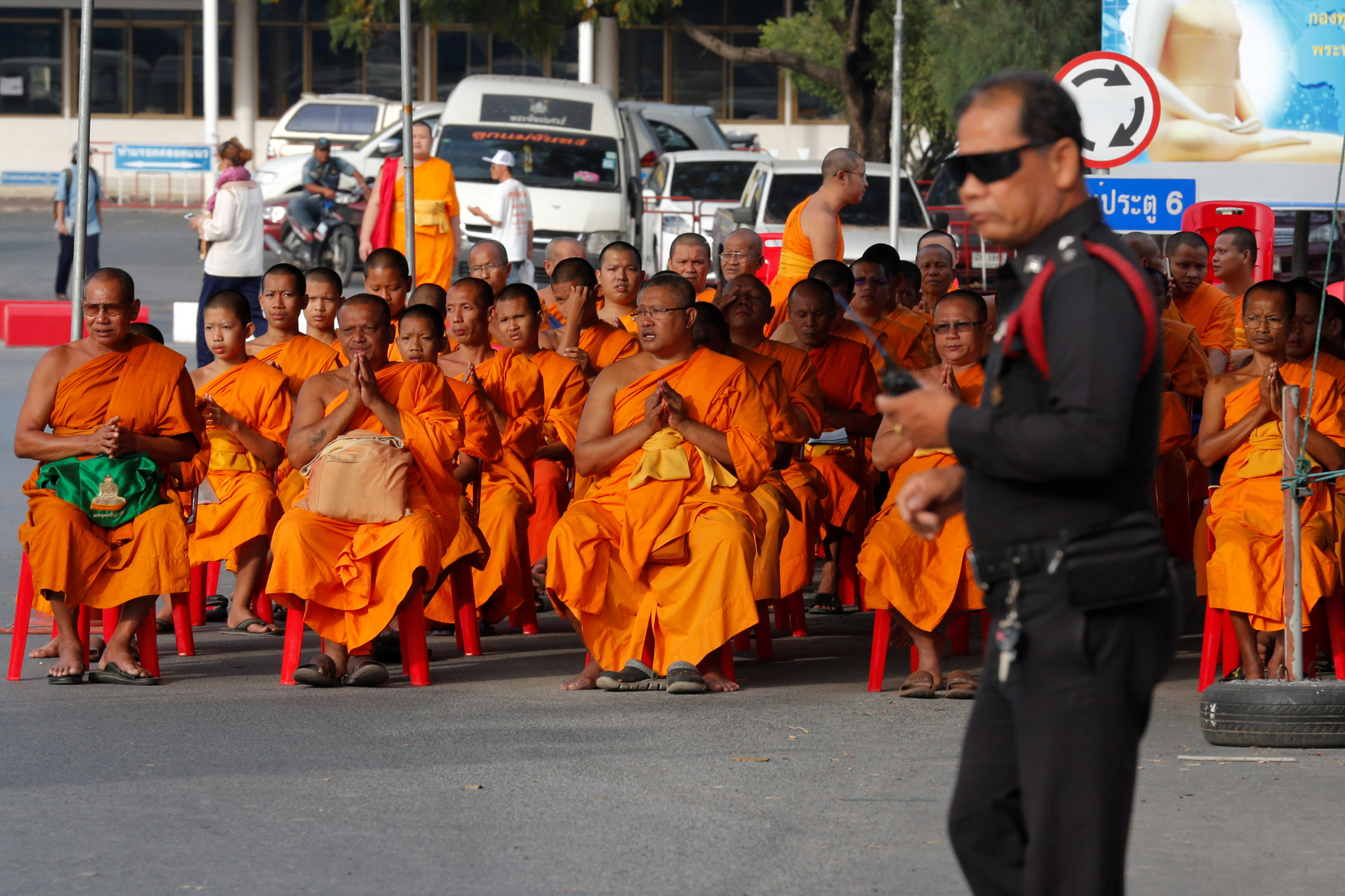 Thai Police Call Off Their Raid On Scandal-Hit Buddhist Temple ...