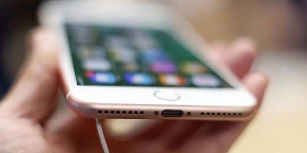 There are reports that some iPhone 8 Plus handsets are splitting open