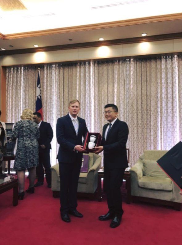 Dean MacPherson, DA MP and deputy spokesperson on trade and industry, receiving a gift from the vice-president of the Taiwanese parliament, the Legislative Yuan, Tsai Chi-Chang.