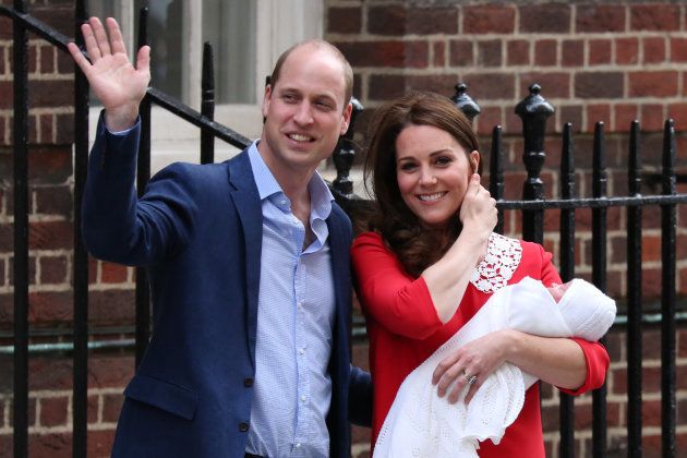 Britain's Prince William, Duke of Cambridge (L) and Britain's Catherine, Duchess of Cambridge aka Kate Middleton show their newly-born son, their third child, to the media outside the Lindo Wing at St Mary's Hospital in central London, on April 23, 2018. (Photo by Isabel INFANTES / AFP)