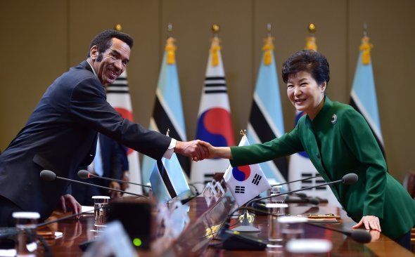 South Korean President Park Geun-Hye (R) shakes hands with her Botswana counterpart Ian Khama (L) during their summit at the presidential Blue House in Seoul on October 23, 2015.