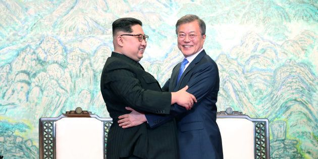 North Korean leader Kim Jong Un (L) and South Korean President Moon Jae-in (R)