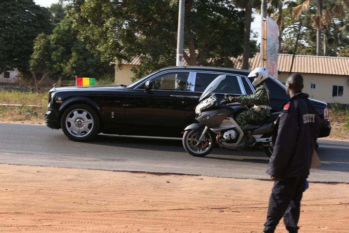 The motorcade of a delegation of West African leaders leave Gambia's presidential residence after they sought to convince Yahya Jammeh to step down, in Banjul, Gambia January 20, 2017 REUTERS/Afolabi Sotunde