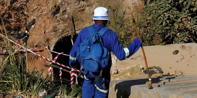 A suspected illegal miner looks at the entrance of an underground Johannesburg's oldest gold mine in Langlaagte, South Africa September 12, 2016. REUTERS/Siphiwe Sibeko