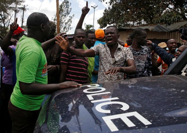 Protesters supporting opposition leader Raila Odinga surround a police vehicle in Kibera slum in Nairobi, Kenya October 27, 2017. REUTERS/Thomas Mukoya