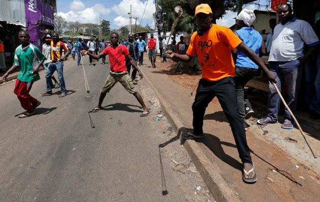 Protesters supporting opposition leader Raila Odinga use slings at the police in Kibera slum in Nairobi, Kenya October 27, 2017. REUTERS/Thomas Mukoya