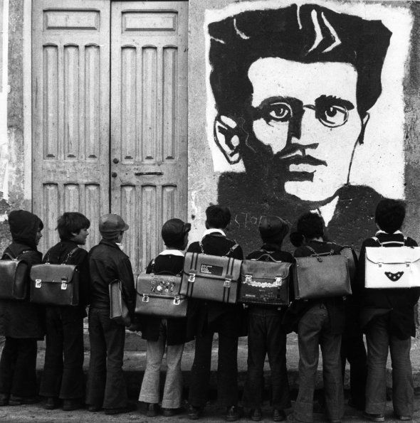 School children looking at a mural portraying Antonio Gramsci.