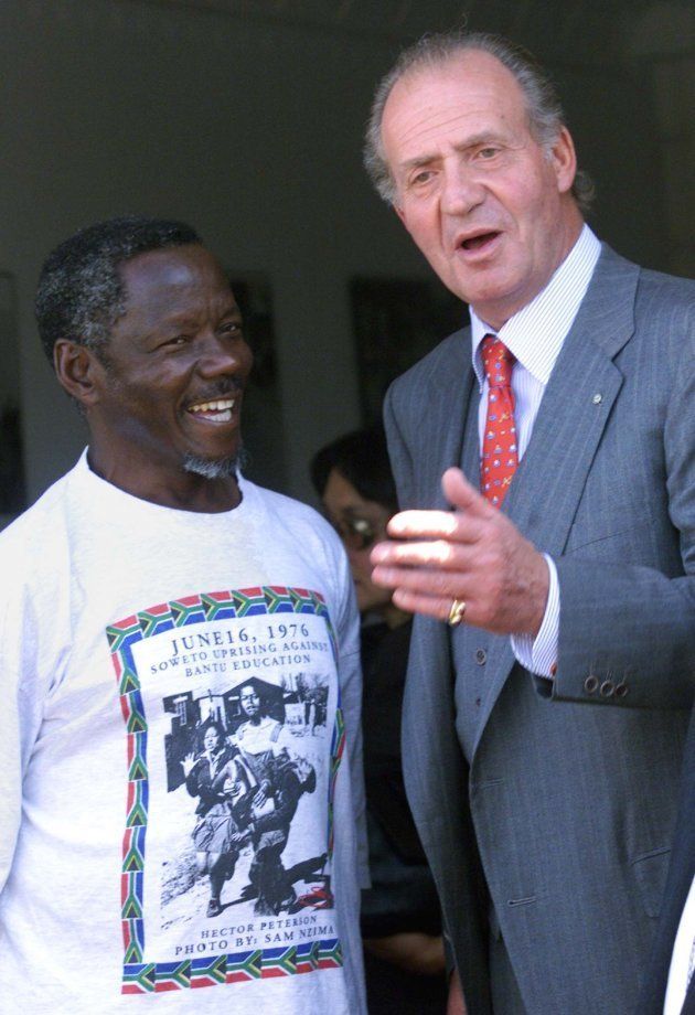 Spanish King Juan Carlos meets Sam Nzima during a visit to Soweto. JN/CLH/