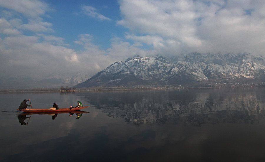 A boatman ships people on a sunny day in Dal Lake after witnessing heavy snowfall from the past few days the weather is likely to improve in upcoming days says Meteorological department Kashmir. (Photo by Faisal Khan/Pacific Press/LightRocket via Getty Images)