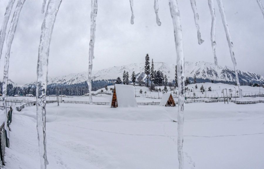 Icicles hang from a roof top after seasons first snowfall on January 22, 2017 in Gulmarg, to the west of Srinagar, the summer capital of Indian-administered Kashmir, India. Skiers from around the globe have descended on the ski resort of Gulmarg, known for long-run skiing, snow-boarding, heli-skiing and steep mountains. Temperatures after seasons first snowfall in Srinagar dipped as low as minus 6.8 degree Celsius (19.79 Fahrenheit). (Photo by Yawar Nazir/Getty Images)