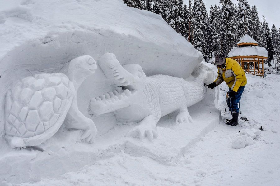 Artists make snow sculptures after seasons first snowfall on January 22, 2017 in Gulmarg, to the west of Srinagar, the summer capital of Indian-administered Kashmir, India. (Photo by Yawar Nazir/Getty Images)