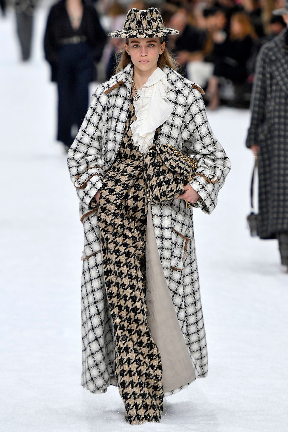 A Moment of Silence, a Standing Ovation and Plenty of Tears for Karl  Lagerfeld's Final Chanel Collection - Fashionista