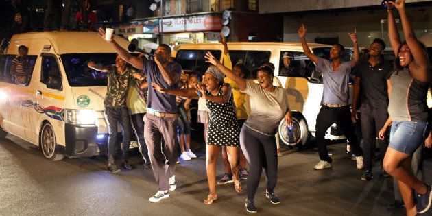 Zimbabweans living in South Africa celebrate after President Robert Mugabe resigns, in Johannesburg, South Africa November 21, 2017. REUTERS/Siphiwe Sibeko