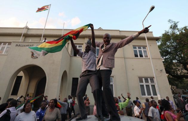 Zimbabweans celebrate after President Robert Mugabe resigns in Harare, Zimbabwe November 21, 2017. REUTERS/Mike Hutchings
