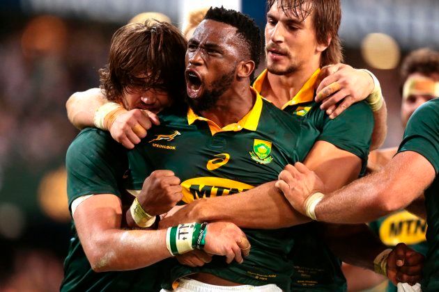 Siya Kolisi of South Africa (C) celebrates after scoring a try against France during the International test match between South Africa and France at the Kingspark rugby stadium on June 17, 2017 in Durban. Gianluigi Guercia / AFP PHOTO