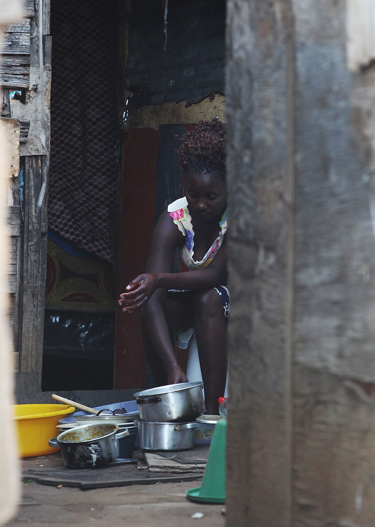 Without (individual) water supply in Good Hope, dirty dishes pile up