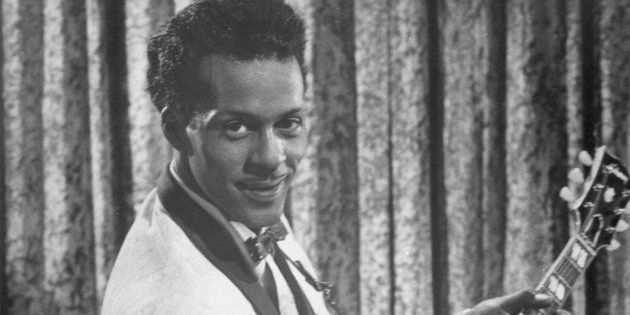 CIRCA 1958: Rock and roll musician Chuck Berry poses for a portrait holding his Gibson hollowbody electric guitar in circa 1958. (Photo by Michael Ochs Archives/Getty Images)