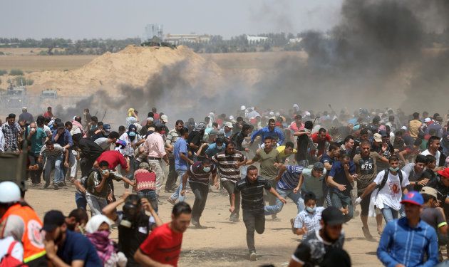 Palestinian demonstrators run for cover from Israeli gunfire during a protest marking al-Quds Day, (Jerusalem Day), at the Israel-Gaza border in the southern Gaza Strip June 8, 2018. REUTERS/Ibraheem Abu Mustafa