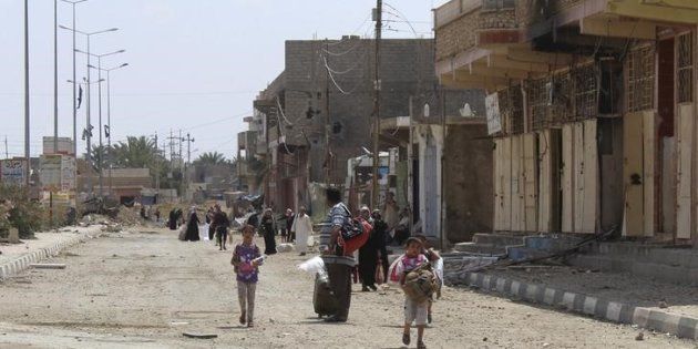 Civilians flee their homes to head to safer areas due to clashes between Iraqi security forces and Islamic State militants in the town of Hit in Anbar province, Iraq April 12, 2016.