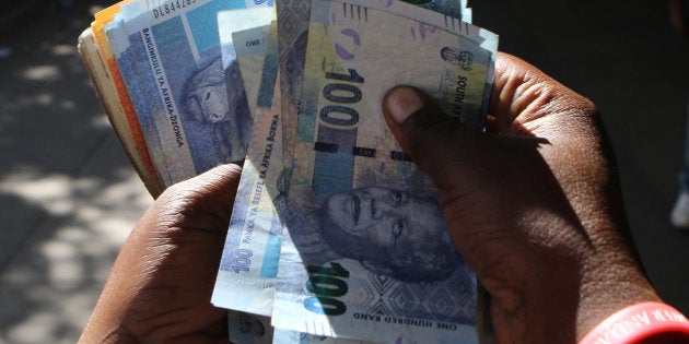 A street money changer counts South African Rands in Harare, Zimbabwe, May 5, 2016. REUTERS/Philimon Bulawayo