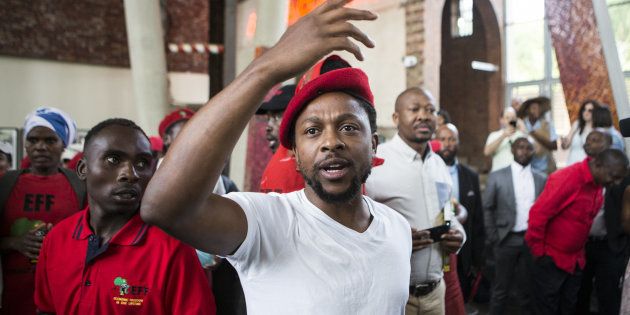 Mbuyiseni Ndlozi (L), spokesperson of the Economic Freedom Fighters (EFF) . / AFP PHOTO / WIKUS DE WET (Photo credit should read WIKUS DE WET/AFP/Getty Images)