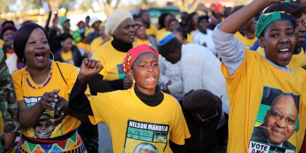 Supporters of the African National Congress chant slogans during ANC president Jacob Zuma's election campaign in Atteridgeville a township located to the west of Pretoria, South Africa July 5, 2016. REUTERS/Siphiwe Sibeko