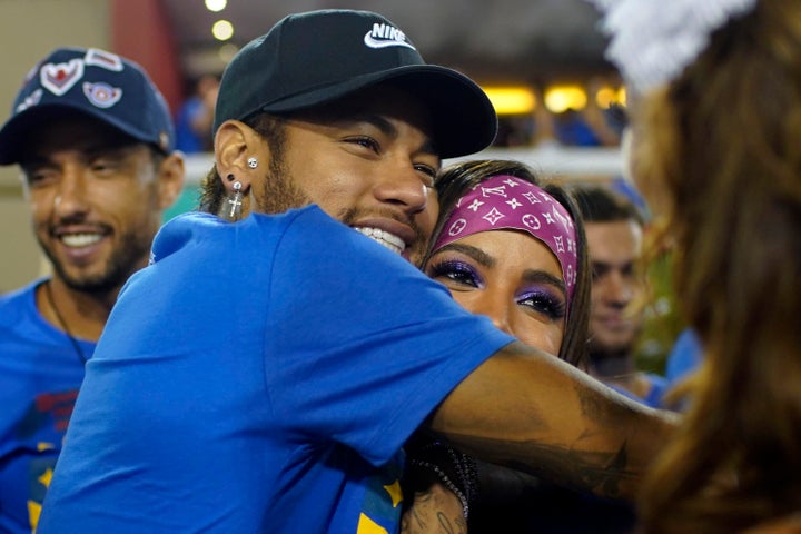 Anitta nega ter beijado Neymar, de quem é amigo.