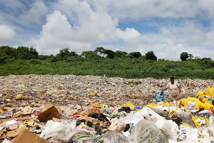ブーファのゴミ廃棄場でリサイクルできる物を探す女性