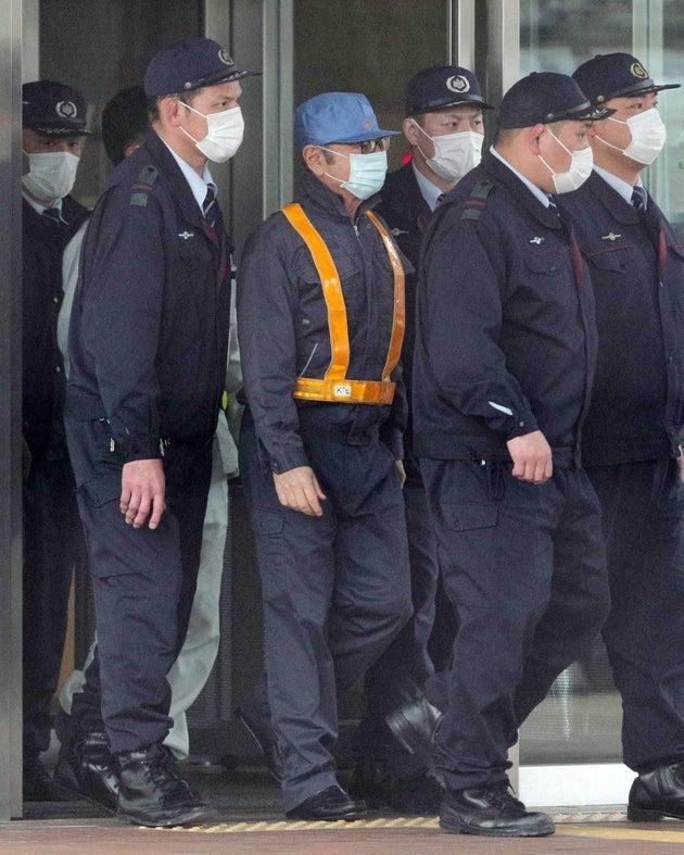 ゴーン前会長 乗り込んだ車は日産製じゃなかった まさかの変装 東京拘置所を後に ハフポスト ゴーン前会長 乗り込んだ車は日産製じゃなかった まさかの変装 東京拘置所を後に ハフポスト