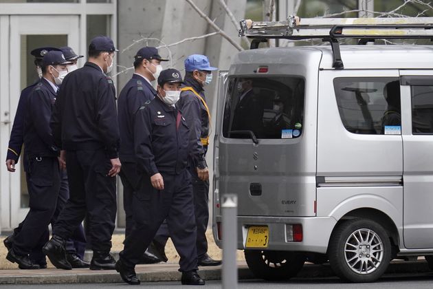 ゴーン前会長 乗り込んだ車は日産製じゃなかった まさかの変装 東京拘置所を後に ハフポスト