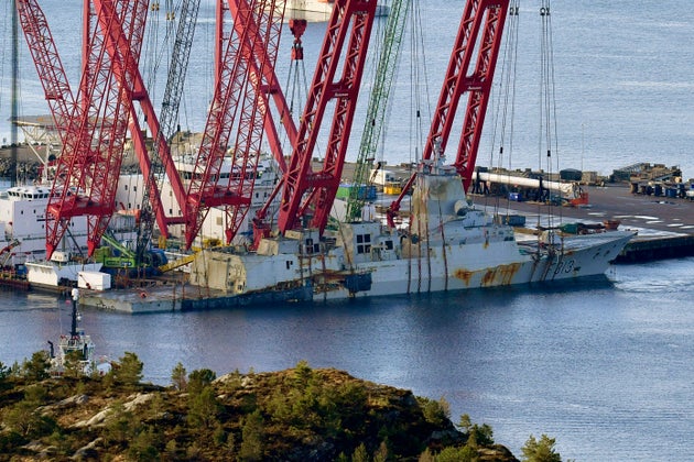 Βίντεο: Η ανέλκυση της νορβηγικής φρεγάτας που βυθίστηκε σε ατύχημα τον